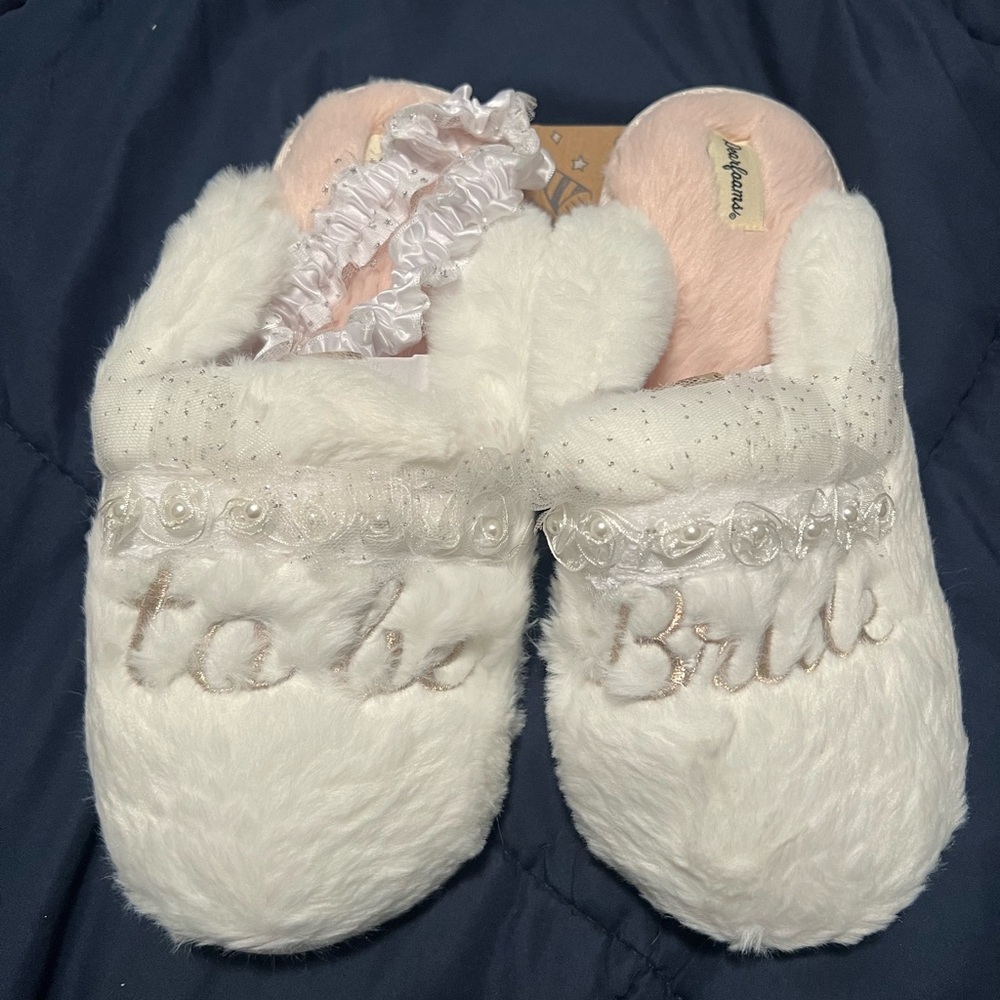 NWT DEARFOAMS Bride To Be Bridal Wedding Fur Slippers and garter Large 9/10